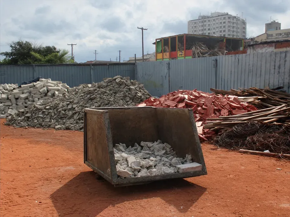 Caçamba licenciada, material separado por classe e fechamento no lugar