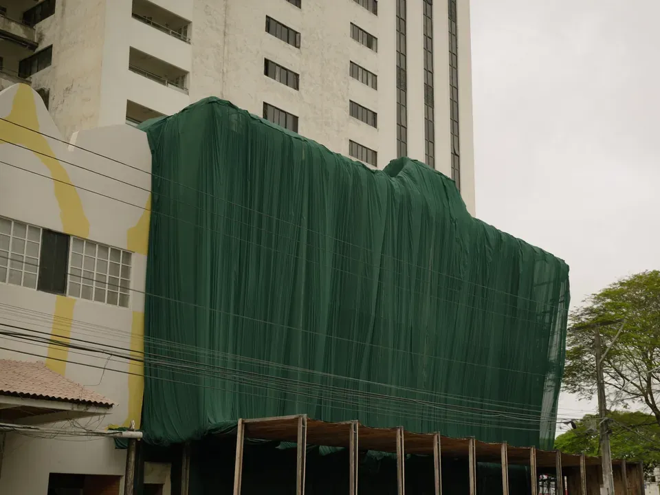 Tela, andaime e passagem protegida montados antes do desmonte começar
