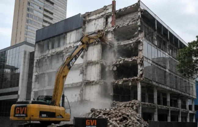 Demolidora de edifícios comerciais