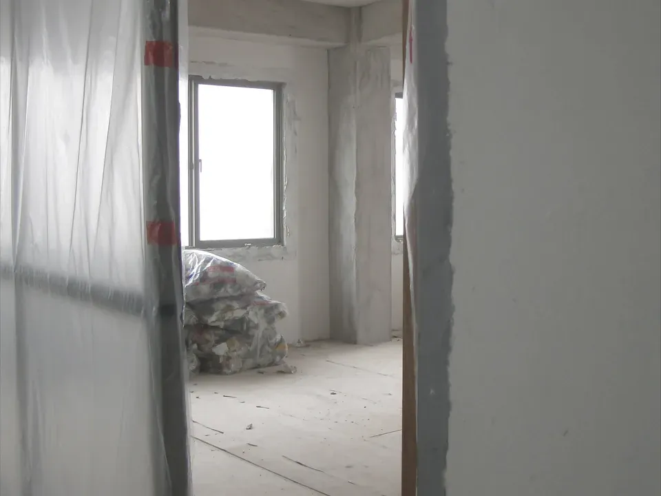 Piso protegido, porta vedada e material ensacado antes de descer