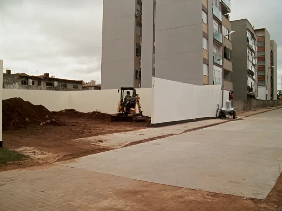 Área isolada com tapume e lavagem de roda, com a via interna preservada