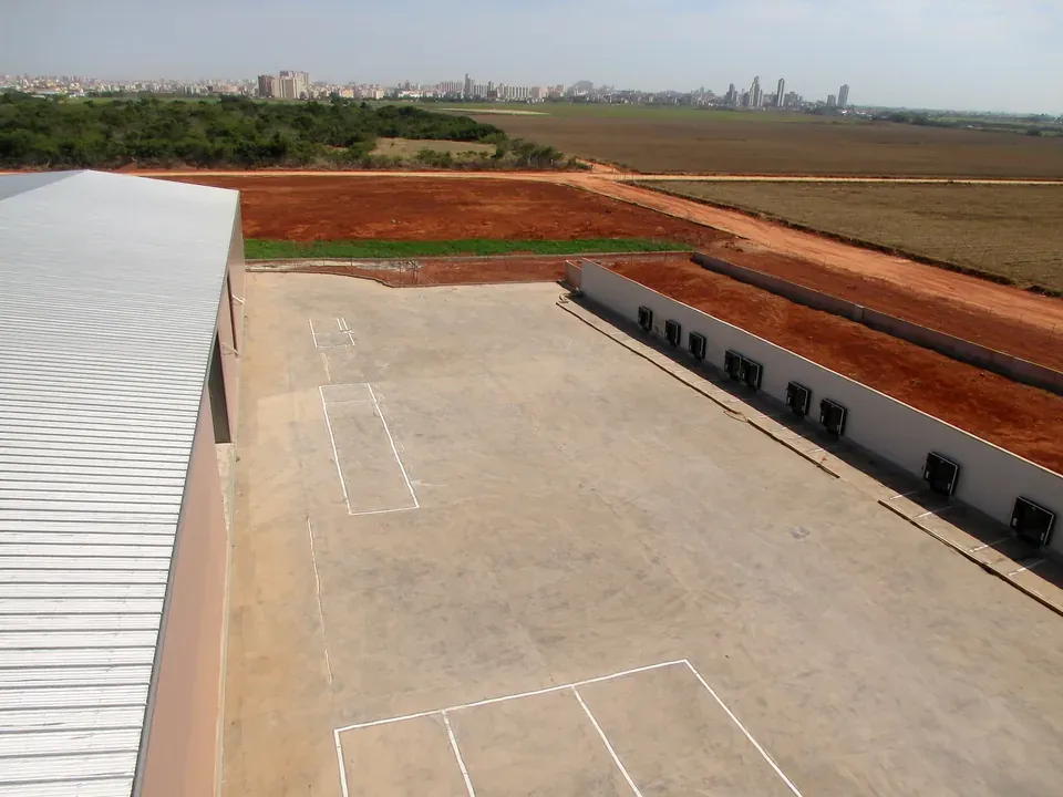 Pátio e docas ocupando mais área que a projeção do telhado