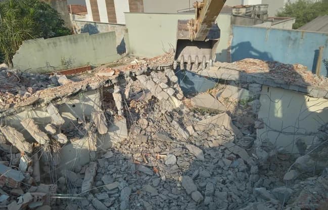 Demolição com risco de desabamento